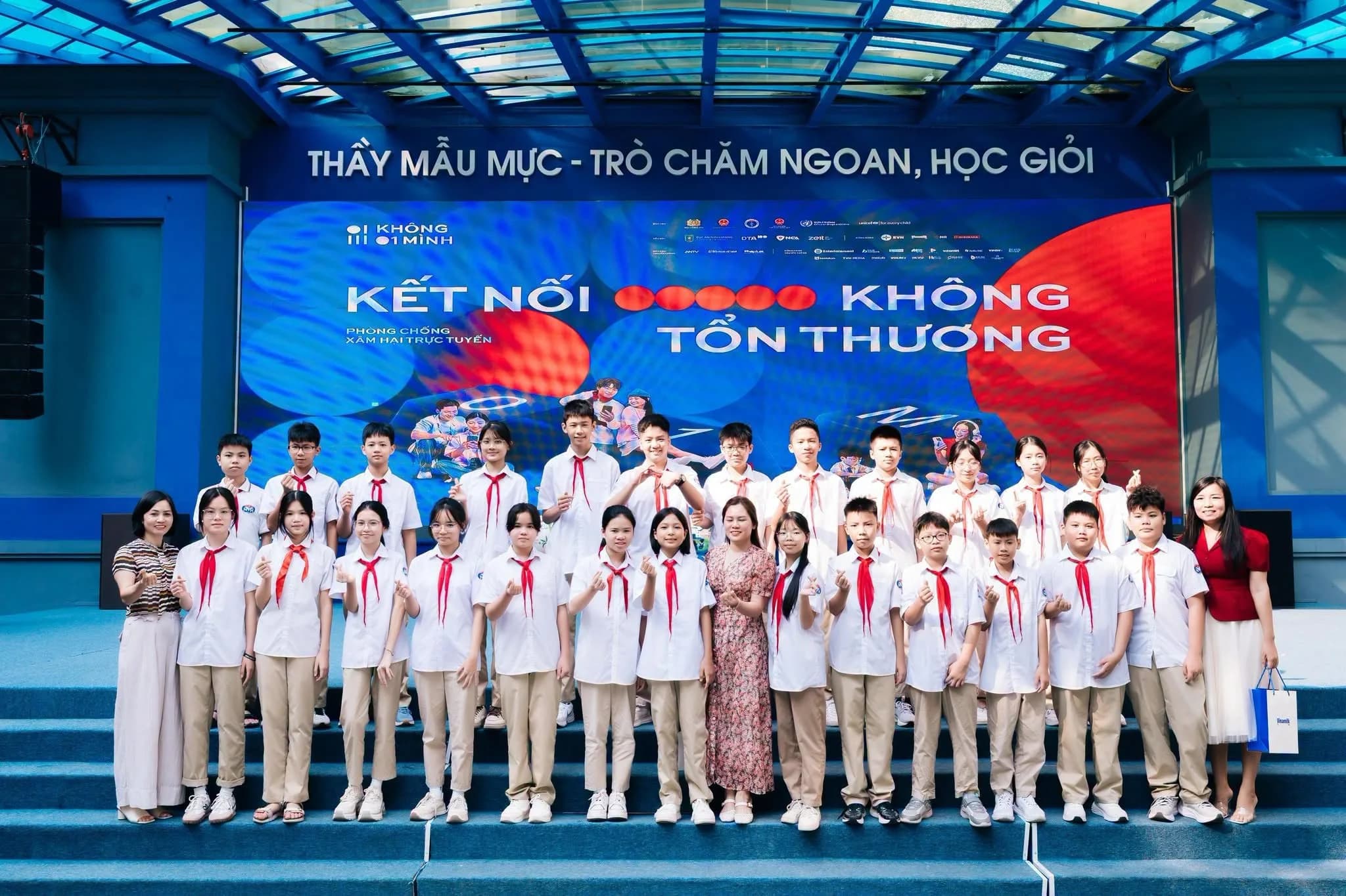 Thầy cô và học sinh hưởng ứng chiến dịch